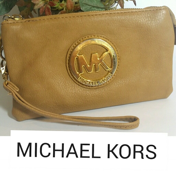 Michael Kors Handbags - Michael Kors Wristlet Wallet Leather Good